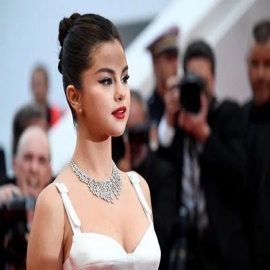 Selena Gomez luce traje de baño al estilo ‘Baywatch’ en México
