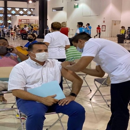 Renán Barrera se vacuna contra el COVID-19