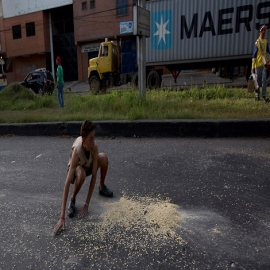 Los venezolanos saquean camiones para poder comer en medio de la crisis económica y bajo la opresión chavista